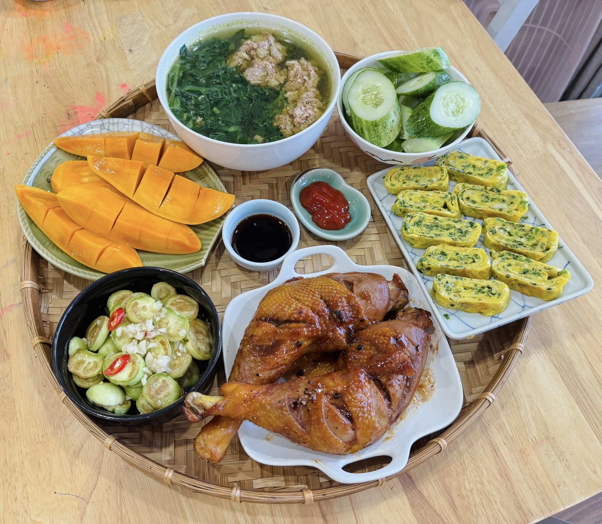 Gà sốt tiêu - Canh cua - Trứng rán - Cà muối xổi - Dưa chuột - Xoài
