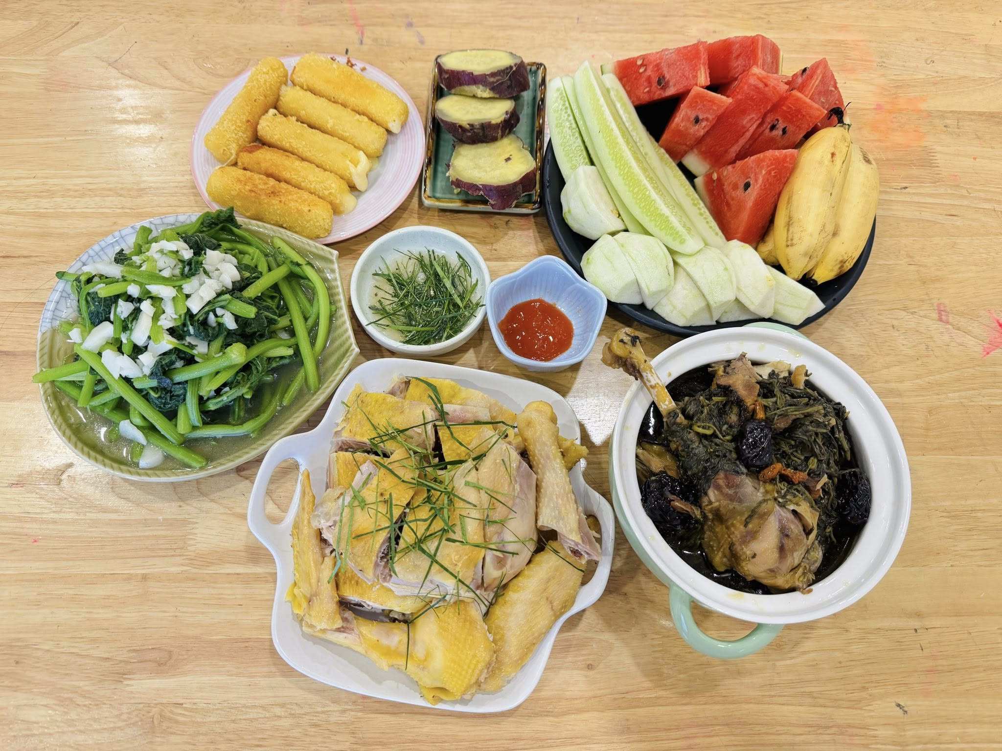 Gà luộc - Gà hầm ngải cứu - Rau bí xào tỏi - Pho mai que - Trái cây