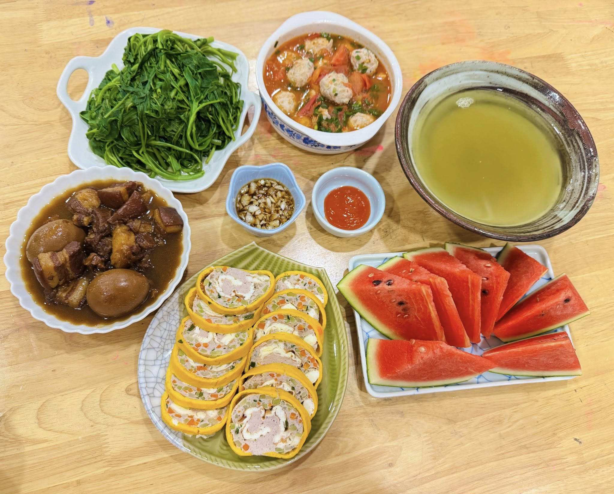 Trứng kho thịt - Trứng cuộn mọc, rau củ hấp - Mọc viên xốt cà chua - Rau muống luộc - Dưa hấu