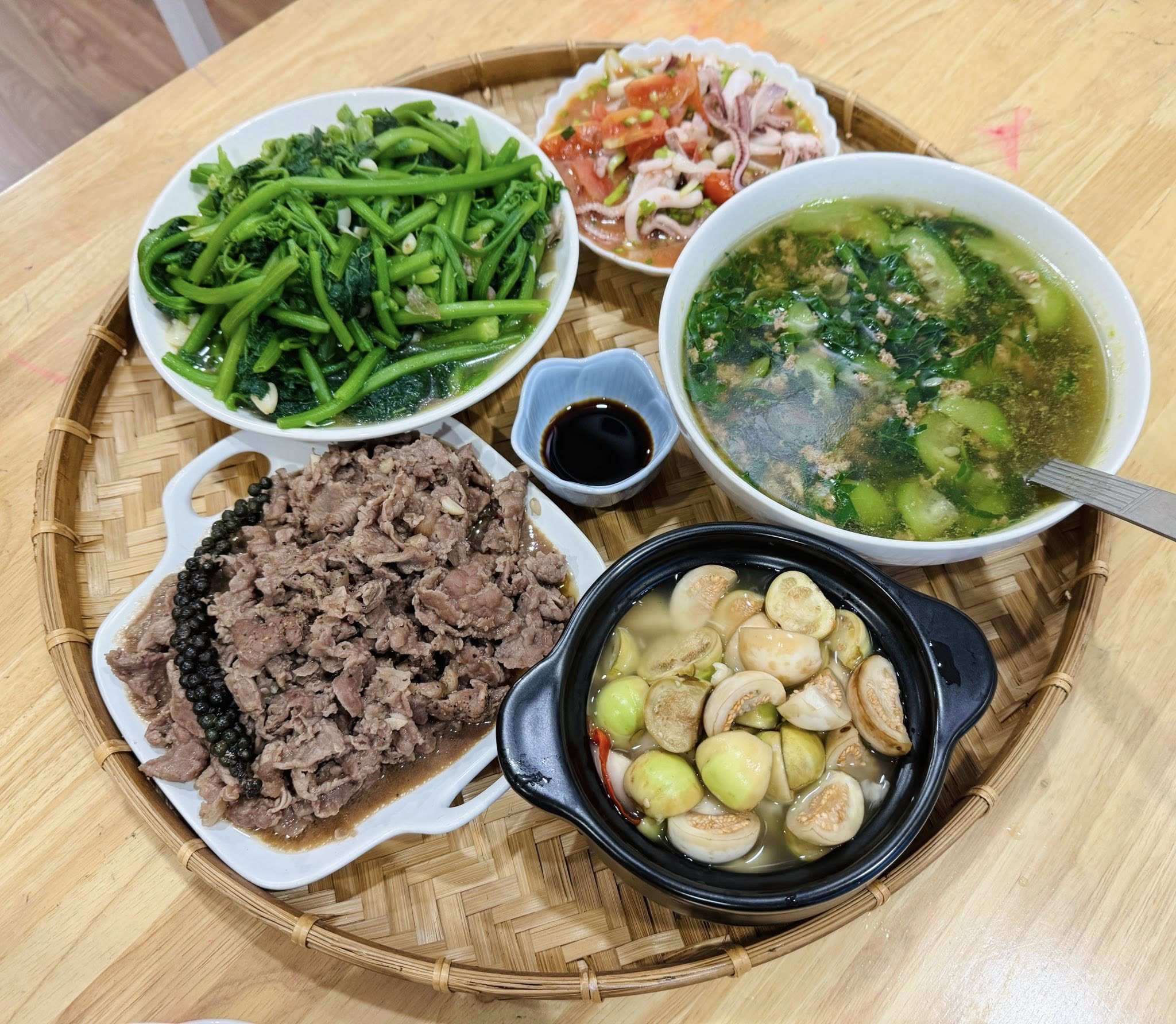 Bò xào tiêu - Mực xào - Canh cua - Rau bí xào