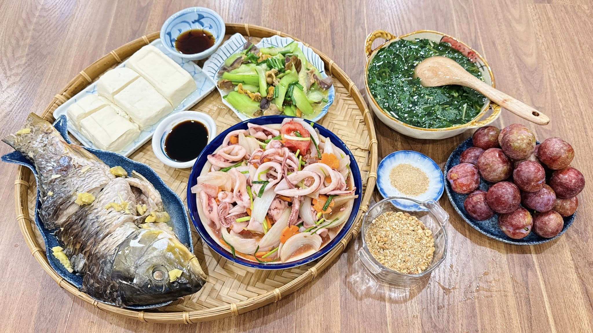 Mực xào - Cá hấp - Đậu phụ luộc - Mướp xào lòng mề gà - Mồng tơi nấu canh - Mận