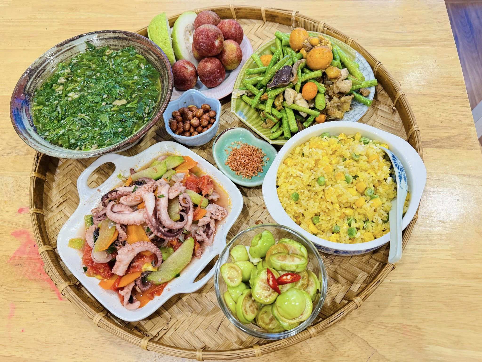 Bạch tuộc&nbsp;xào - Lòng mề gà xào đỗ - Cà muối xổi - Canh mồng tơi, rau đay nấu tôm - Cơm rang thập cẩm