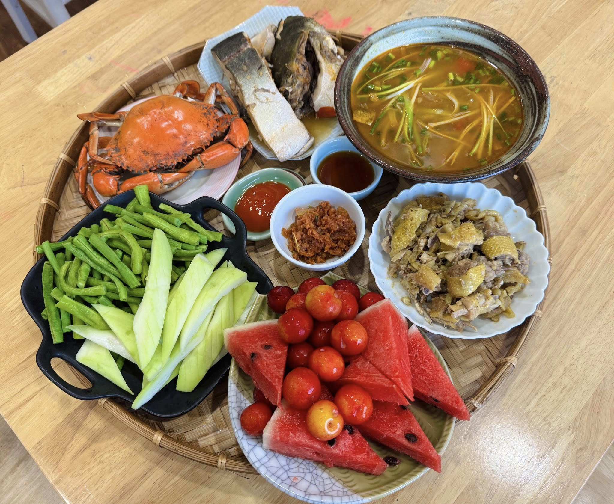 Cua hấp - Canh cá nấu chua - Gà rang - Đỗ luộc - Trái cây