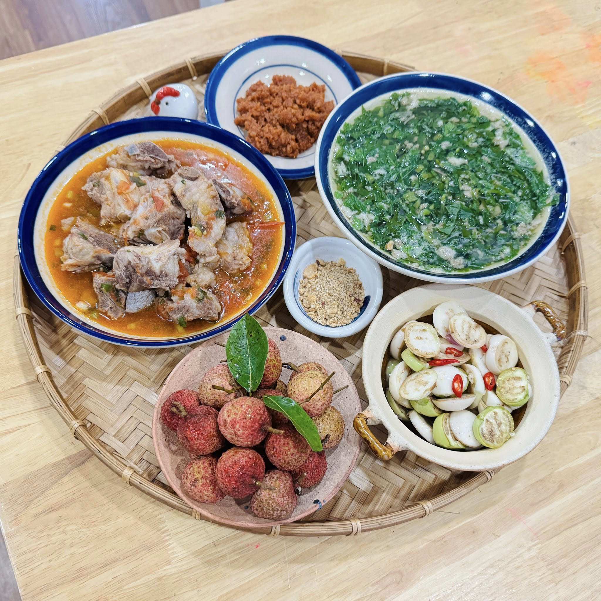 Sườn xốt cà chua - Thịt chưng mắm tép - Canh mồng tơi nấu cua - Cà muối xổi - Vải