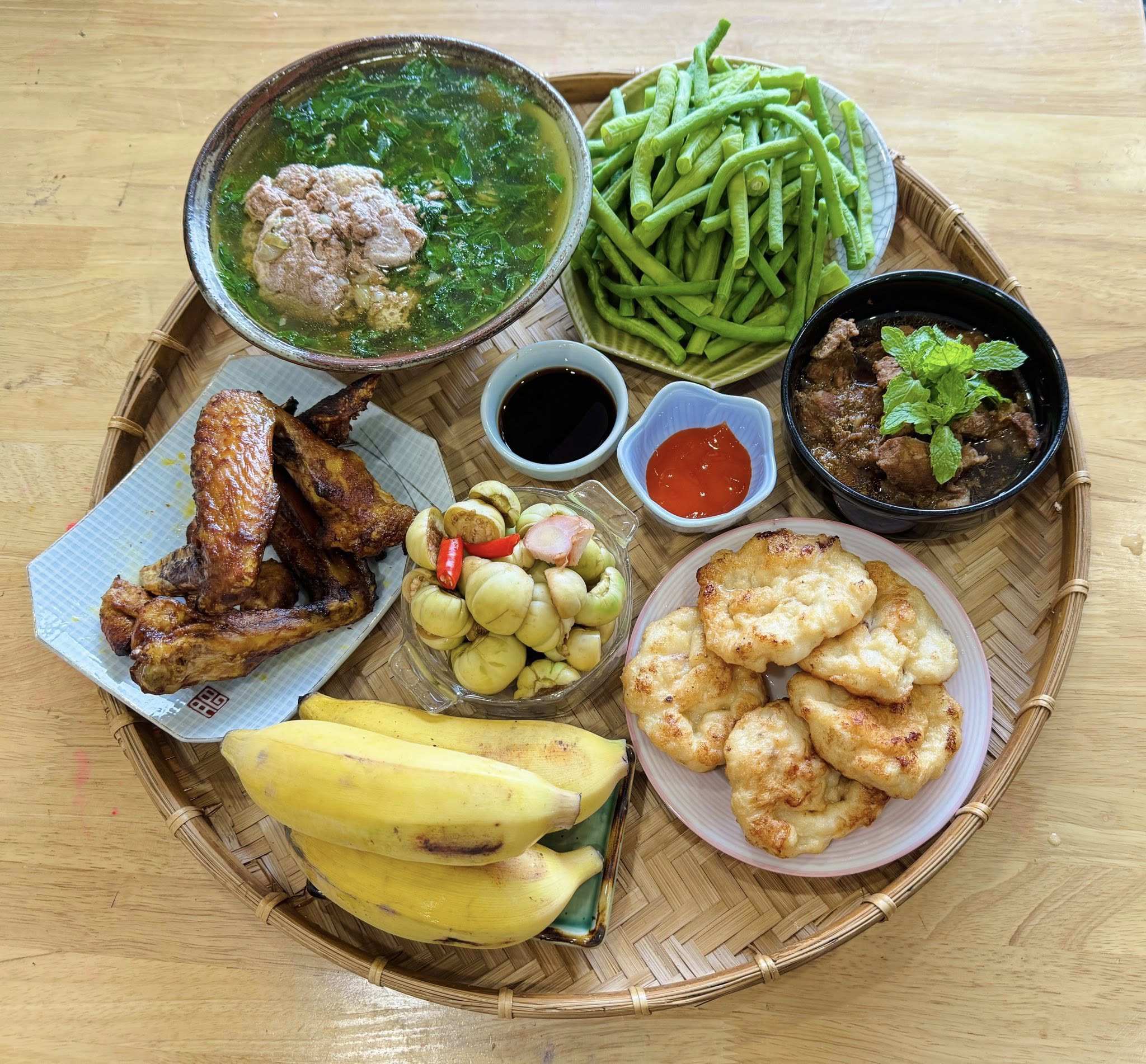 Canh cua - Cánh gà nướng - Chả mực - Thịt kho - Đỗ luộc - Cà muối - Chuối