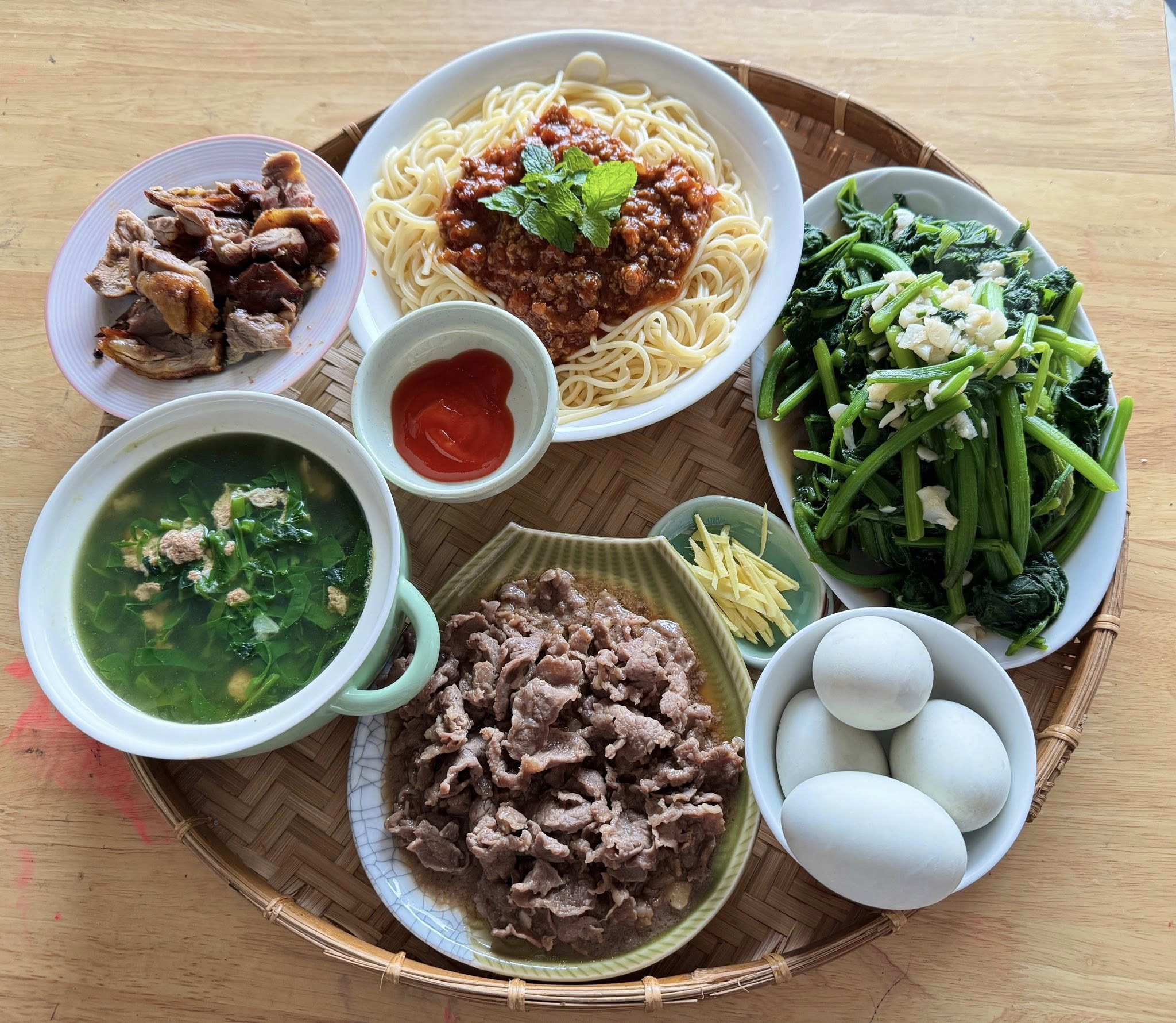 Thịt bò xào, Thịt rang - Mì Ý - Rau bí xào - Canh cua - Trứng vịt lộn luộc