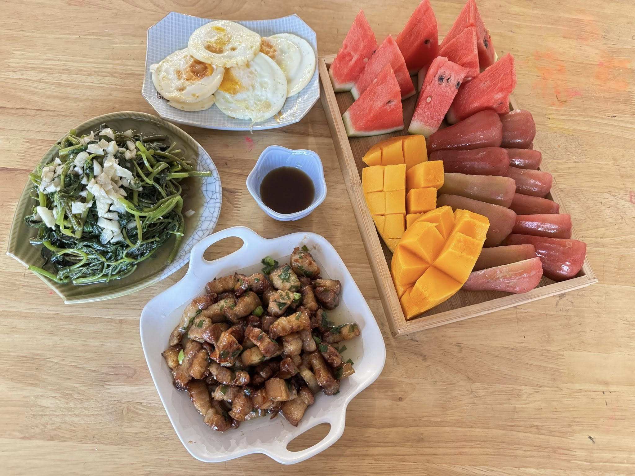 Thịt ba chỉ rang cháy cạnh - Trứng ốp - Rau lang xào tỏi - Trái cây