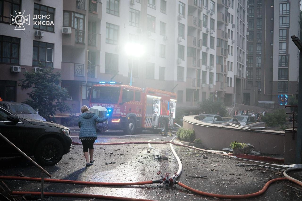 Hư hại ở thủ đô Kiev, Ukraine trong một cuộc tập kích tầm xa của Nga. Ảnh: Kyiv Post.
