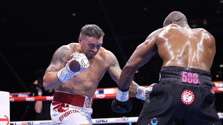 Usyk (bên trái) có chiến thắng thuyết phục lần thứ 2 trước Dubois (bên phải)