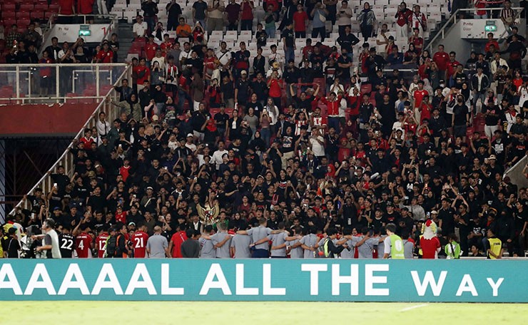 Sau trận đấu, hàng vạn cổ động viên Indonesia nán lại sân vận động Bung Karno để ăn mừng tấm vé vào bán kết của đội nhà.