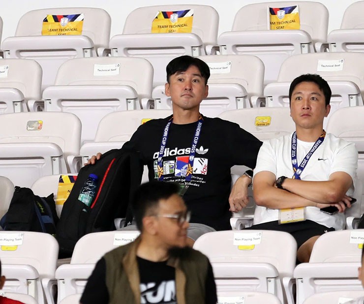 Kết thúc buổi tập của U23 Việt Nam chiều ngày 21/7, HLV Kim Sang Sik cử 2 trợ lý đi theo dõi trận đấu giữa U23 Indonesia và U23 Malaysia ở bảng A của giải U23 Đông Nam Á 2025. Trong đó, U23 Indonesia có thể là đối thủ của U23 Việt Nam ở những vòng đấu tiếp theo của giải.