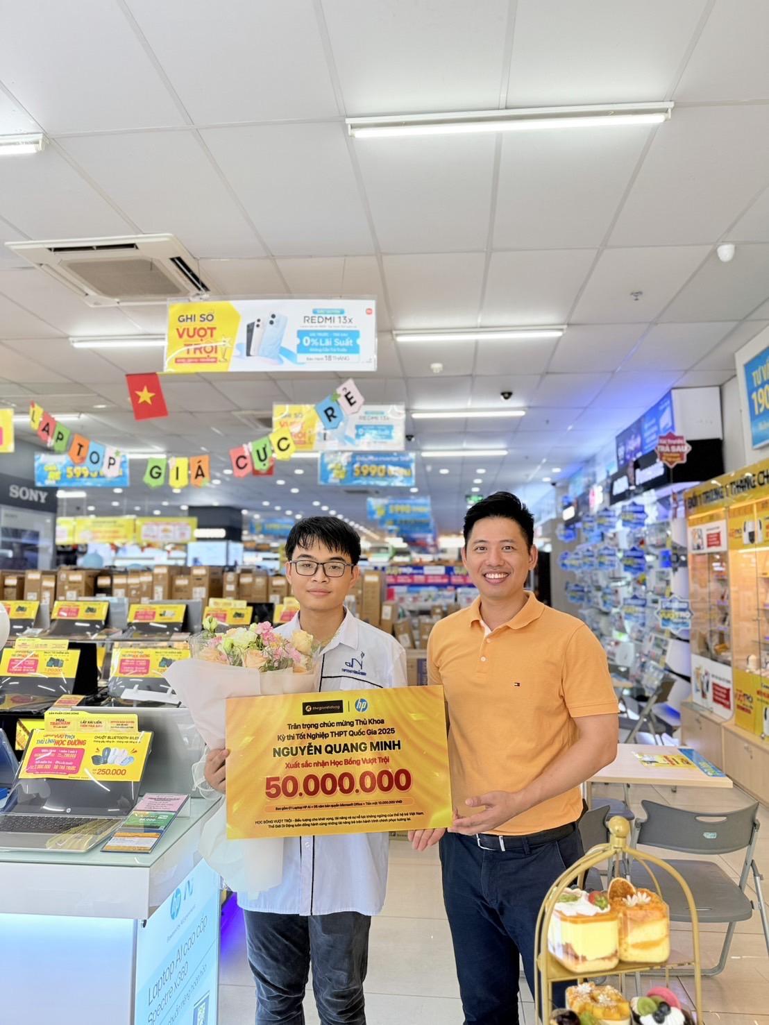 Đại diện Thế Giới Di Động trao tận tay phần quà cho thủ khoa Nguyễn Quang Minh, với thành tích giành điểm tuyệt đối 30/30 của khối A00