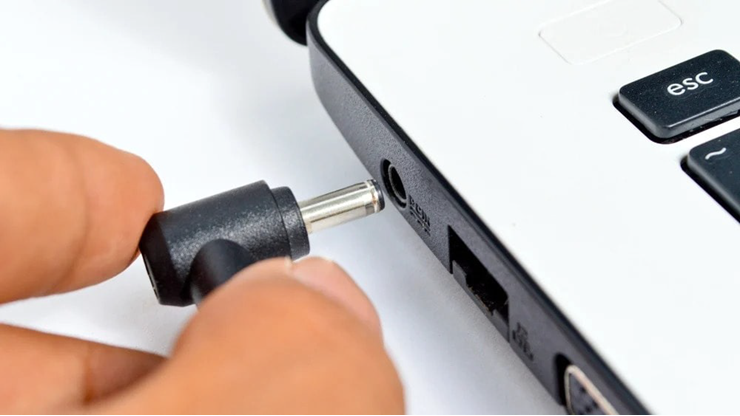 Ngắt kết nối laptop khỏi bộ sạc và ổ điện.
