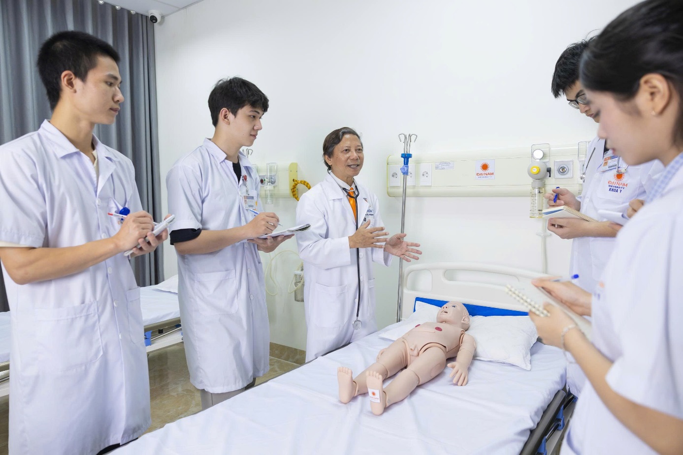 Học đi đôi với hành với các trang thiết bị thực hành hiện đại ngay tại trường.