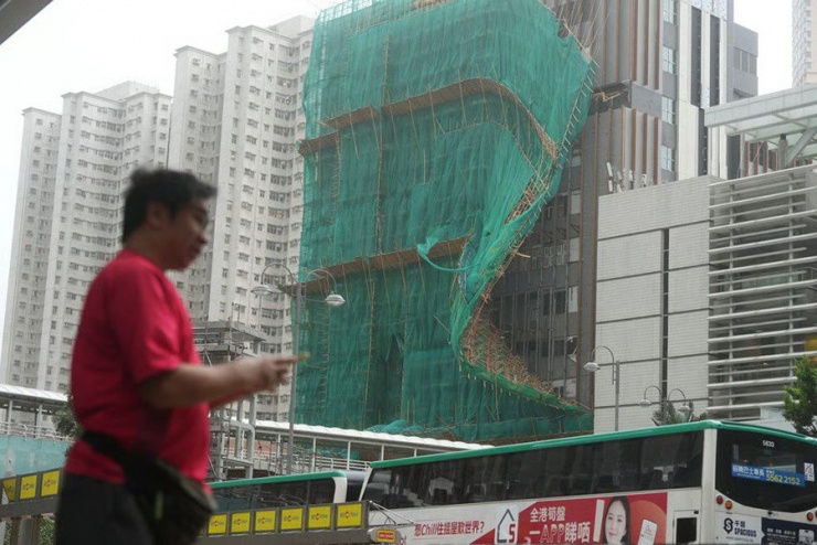 Hôm qua 20-7, các đơn vị cấp cứu và y tế tại thành phố này đã tiếp nhận 18 nam và 15 nữ bị thương do bão Wipha.