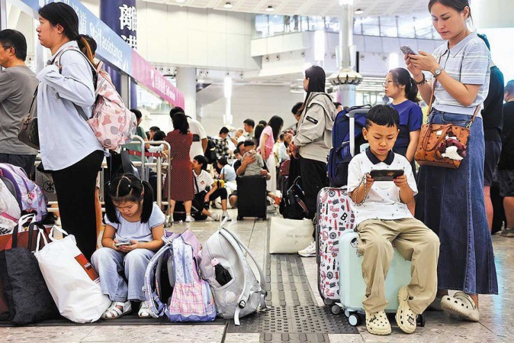Trong khi 500 chuyến bay bị hủy, khiến hàng nghìn hành khách bị mắc kẹt tại sân bay và nhà ga đường sắt cao tốc