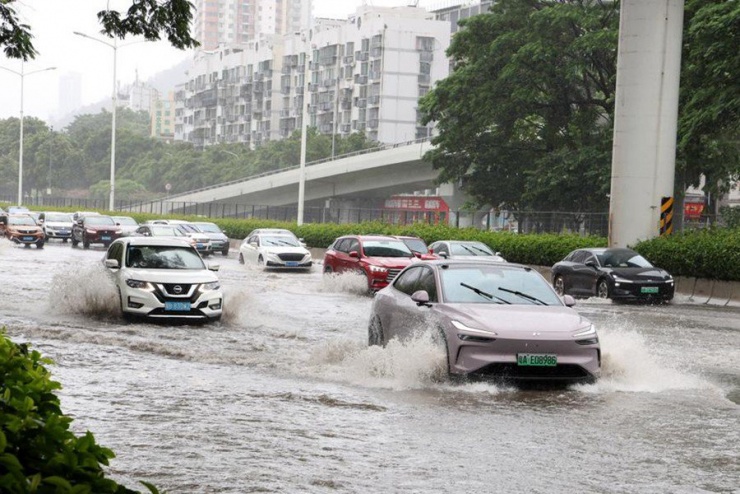 Tiếp theo, cơn bão đổ bộ vào thành phố Thái Sơn, tỉnh Quảng Đông ngay trước 6 giờ chiều chủ nhật, với khoảng 280.000 người đã được sơ tán trước đó và các chuyến bay và tàu hỏa bị hủy bỏ.