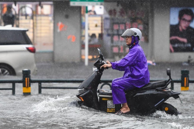 Các phương tiện di chuyển qua khu vực ngập lụt ở Thâm Quyến, tỉnh Quảng Đông, phía Nam Trung Quốc, ngày 20-7-2025