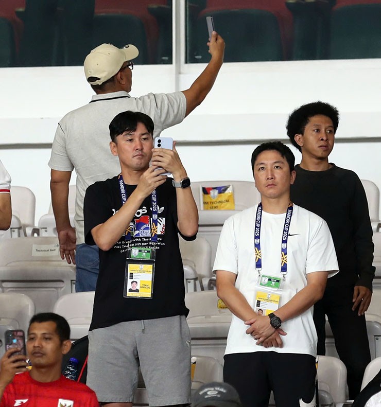 Hai thành viên ban huấn luyện U23 Việt Nam có mặt trên sân Bung Karno là HLV Lee Jung Soo và HLV Yoon Dong Hun.