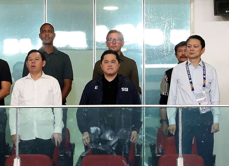 Huyền thoại bóng đá người Hà Lan xuất hiện bên cạnh chủ tịch Erick Thohir của Liên đoàn bóng đá Indonesia.