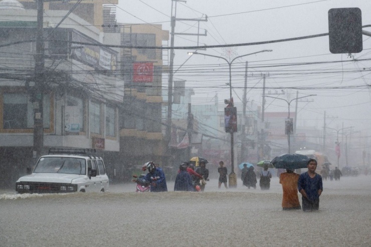 Đường phố một khu du lịch ở Philippines ngập nặng vì bão Wipha. Ảnh: Reuters.
