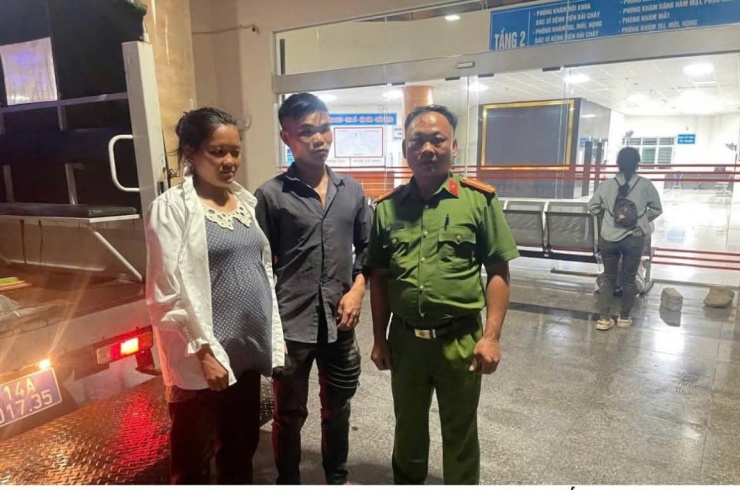Công an xã Đường Hoa dùng xe chuyên dụng đưa sản phụ chuyển dạ đến Trung tâm y tế trong đêm bão.