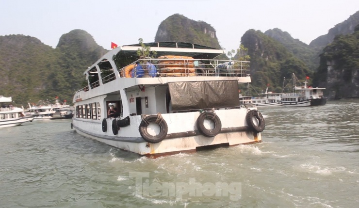 Phao bè cứu sinh được đặt tại mạn trái và phải gần khu vực xuồng cứu sinh, cũng như ở phần sau đuôi tàu. Ảnh: Lộc Liên.