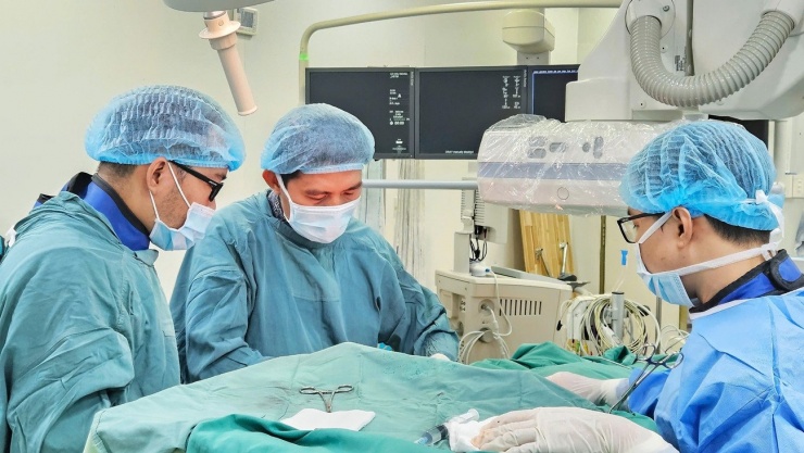 Các bác sĩ Bệnh viện Thành phố Thủ Đức thực hiện phẫu thuật cho người bệnh