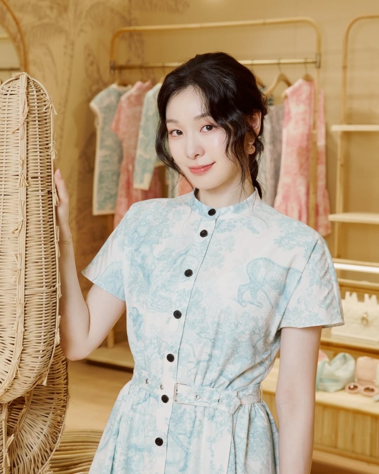 Tại sự kiện ở Seoul hôm 4/7, Kim Yuna để tóc xoăn nhẹ, diện váy liền thân họa tiết thiên nhiên của Dior. Tờ Xportsnews bình luận: "Làn da hoàn hảo, lớp môi hồng tỏa sáng dưới ánh đèn. Cử chỉ thanh lịch đặc trưng và nụ cười của Yuna toát lên nét sang trọng". Ảnh: Dior