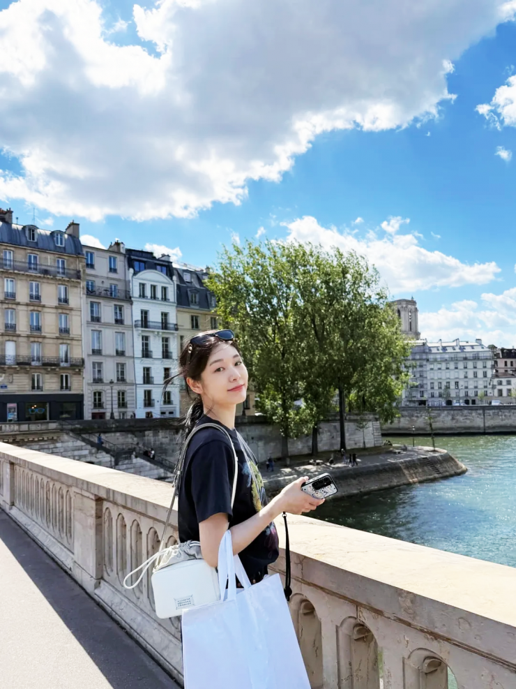 Trước đó đầu tháng 6, Yuna khoe ảnh du lịch Pháp 10 ngày 9 đêm cùng chồng kém cô 5 tuổi - ca sĩ Ko Woo Rim (nhóm Forestella). Bạn đời chụp khoảng khắc Yuna diện thoải mái, không trang điểm cầu kỳ trước sông Seine. Ảnh: IG Yunakim