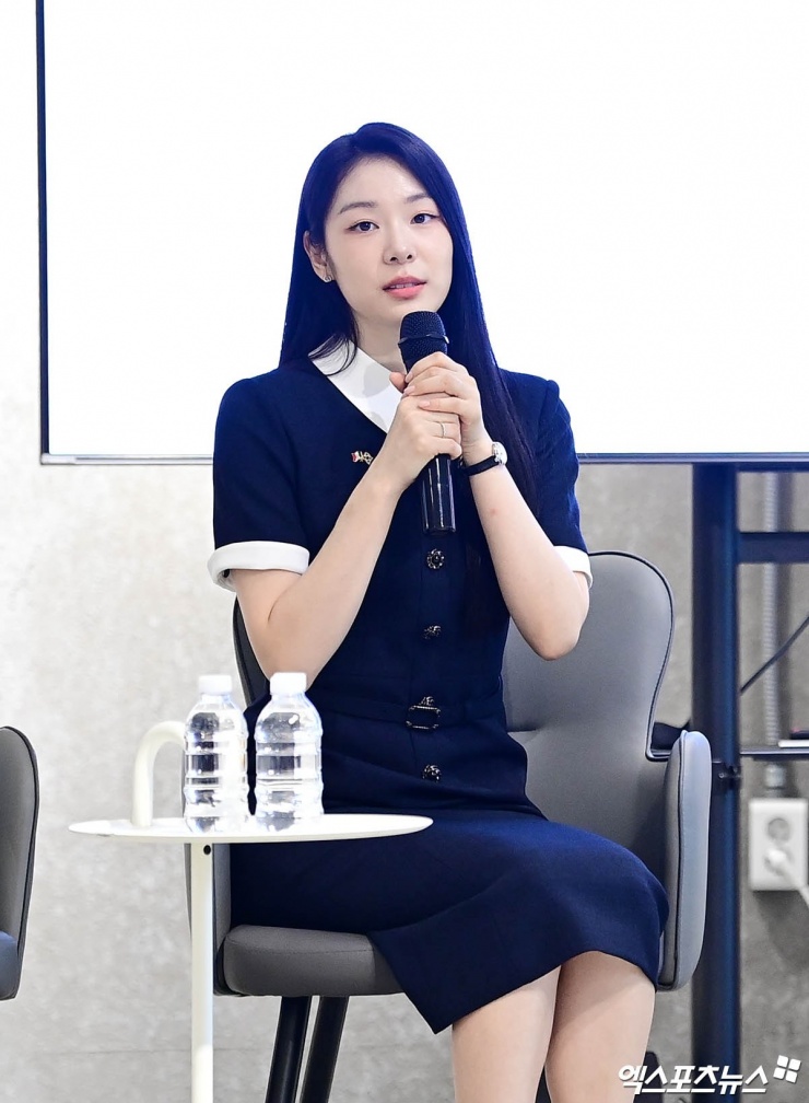 Yuna tại họp báo giới thiệu Olympic 2026 ở Sinsa-dong, Seoul, Hàn Quốc. Cô lăng xê phong cách kín đáo, thanh lịch, không trang điểm đậm. Ảnh: Xportsnews