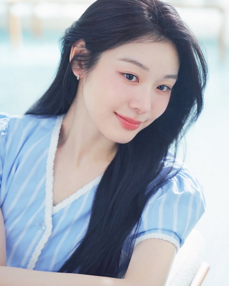 Yuna trang điểm gam hồng tươi tắn khi làm mẫu cho một nhãn hàng công nghệ hàng đầu ở Hàn. Theo Nate, nhiều thương hiệu thời trang, gia dụng, mỹ phẩm, điện tử đến thức uống... mời cô làm "nàng thơ", đại diện hình ảnh. Ảnh: SS
