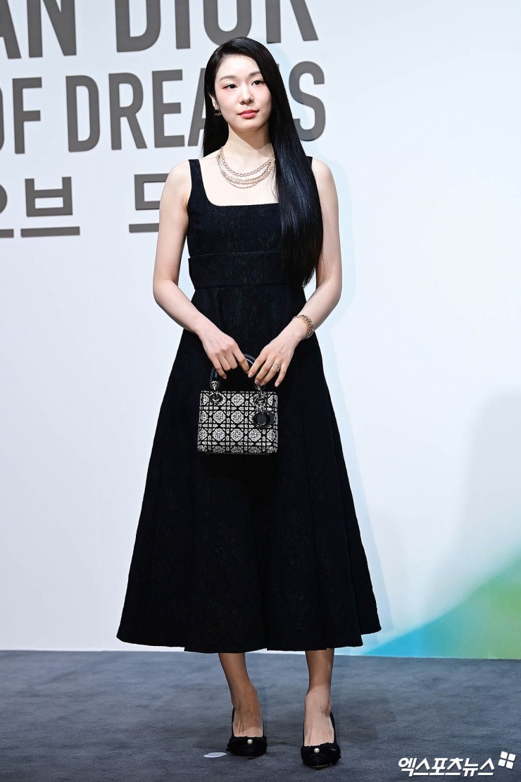 Mỹ nhân Hàn xõa tóc, diện đầm Dior, xách túi cùng thương hiệu ở sự kiện tại Dongdaemun (Seoul, Hàn Quốc), ngày18/4. Ảnh: Xportsnews