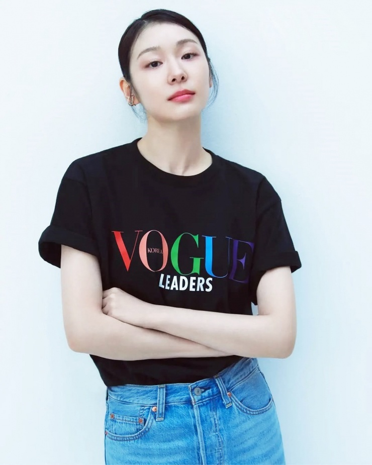 Vogue Korea số đặc biệt tháng 3 (Vogue Leaders: 2025 Woman and Work) vinh danh, phỏng vấn người nổi tiếng đa lĩnh vực, trong đó có Kim Yuna. Cô được giới thiệu là "ngôi sao trượt băng vĩ đại nhất Hàn Quốc mọi thời" hay "người truyền cảm hứng cho nhiều thế hệ vận động viên trong nước". Ảnh: Vogue Korea