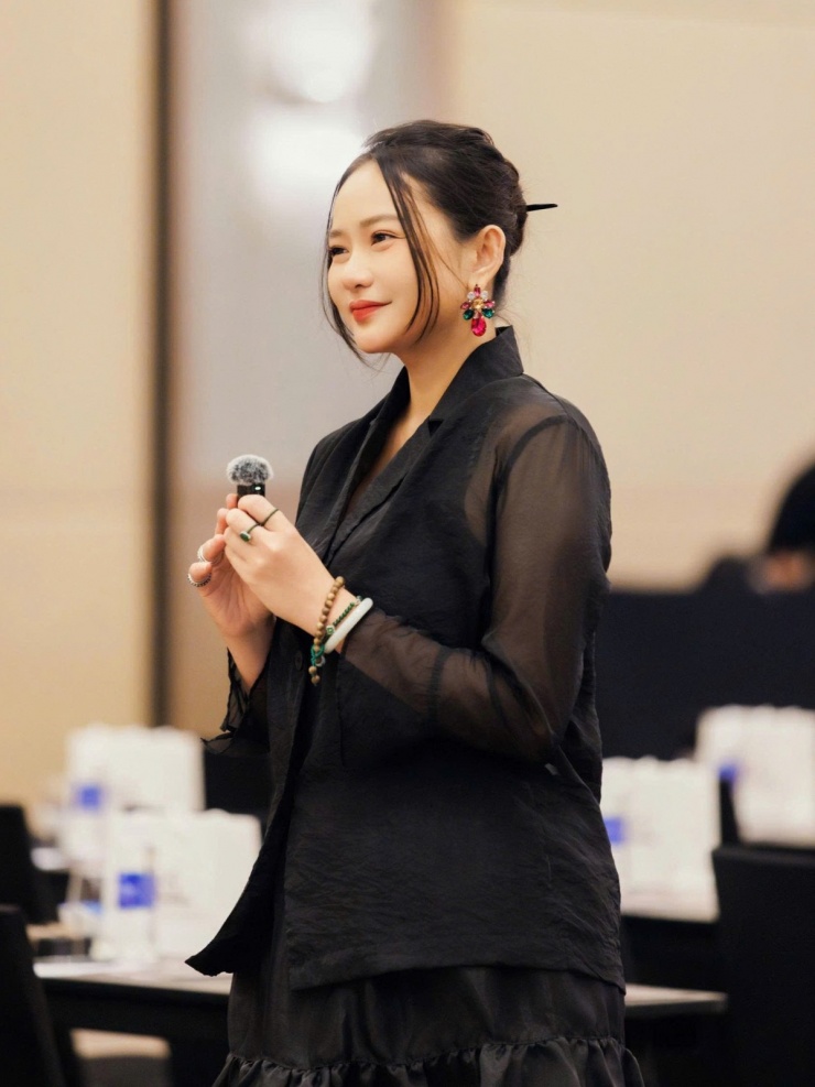 Gần nhất, Phan Như Thảo dàn dựng, tổ chức một cuộc thi về lĩnh vực phun xăm thẩm mỹ. Cô mặc set đồ đen phối ren, nhiều layer để xuất hiện trong buổi họp báo.