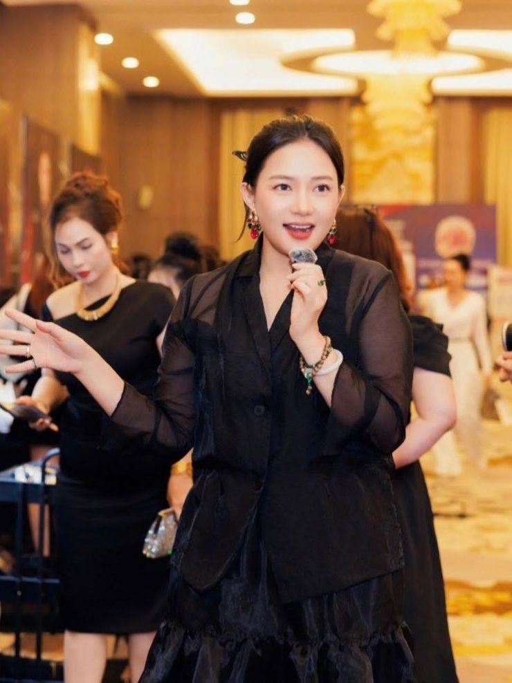 Với chiều cao 173 cm chưa kể giày cao gót, Phan Như Thảo trông cân đối dù body mũm mĩm. Cô nhận lời khen 'là người đẹp nhất trong hạng cân 70-80 kg'.