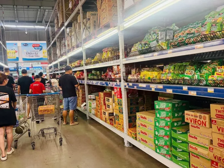 Người dân mua sắm tại MM Mega Market Hải Phòng chiều ngày 21-7. Ảnh: H.GIANG