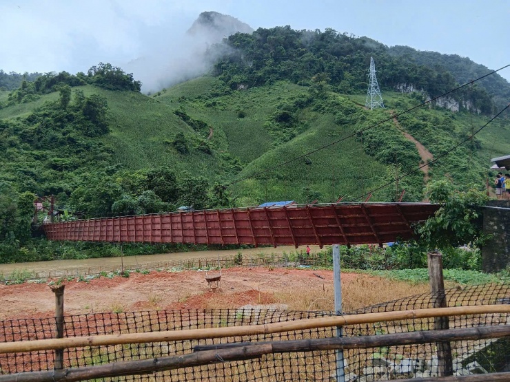 Vụ đứt cáp cầu treo khiến 1 ô tô chở 3 người rơi xuống sông. Ảnh: XĐ