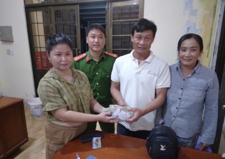  Vợ chồng anh  Nhớ cùng Công an xã Long Hòa trả lại tài sản cho người đánh rơi.  