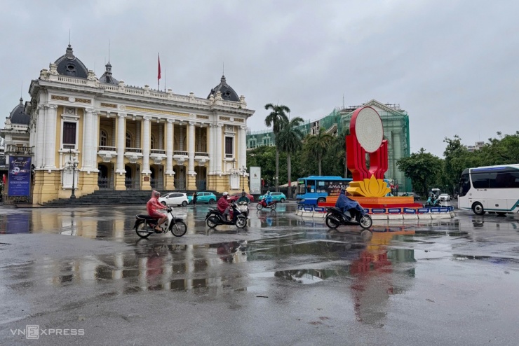 Phố phường Hà Nội thưa vắng ngày bão Wipha đổ bộ - 3