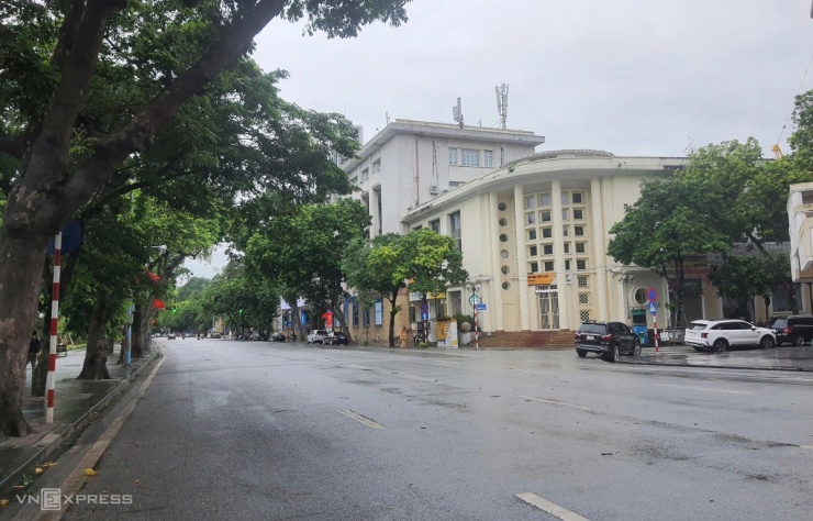Phố phường Hà Nội thưa vắng ngày bão Wipha đổ bộ - 5