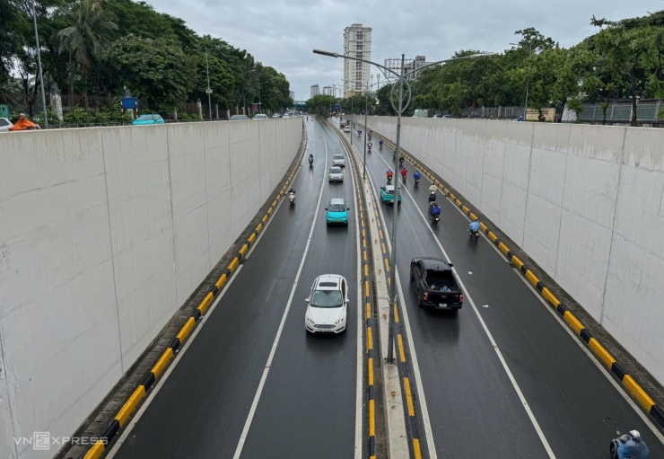 Phố phường Hà Nội thưa vắng ngày bão Wipha đổ bộ - 8