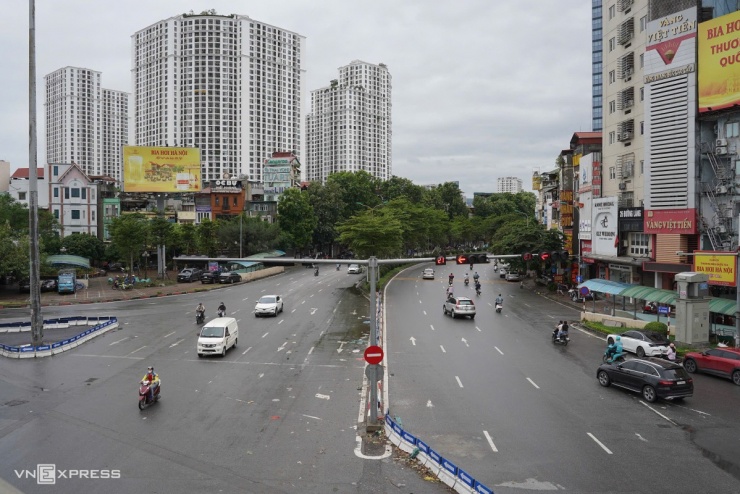 Phố phường Hà Nội thưa vắng ngày bão Wipha đổ bộ - 9