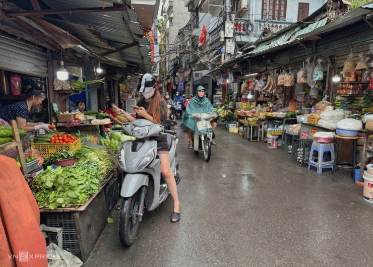 Phố phường Hà Nội thưa vắng ngày bão Wipha đổ bộ - 12