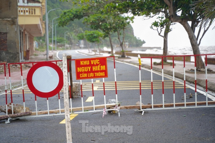 Phớt lờ cảnh báo, nhiều người về biển Đồ Sơn check-in đón bão - 11