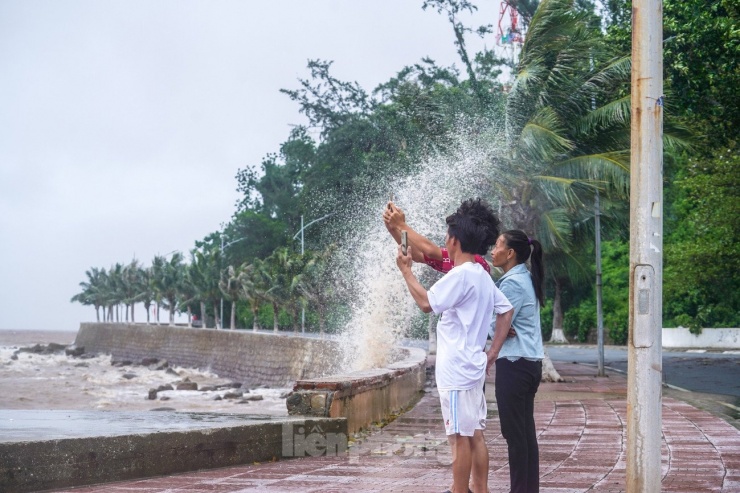 Phớt lờ cảnh báo, nhiều người về biển Đồ Sơn check-in đón bão - 12