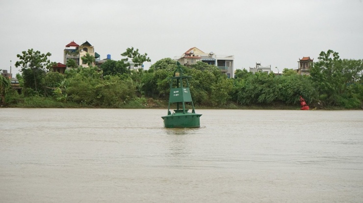 Mực nước sông Trà Lý, sông Hồng dâng cao từng giờ, người dân Hưng Yên đắp bờ chống ngập - 2
