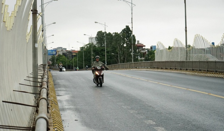 Mực nước sông Trà Lý, sông Hồng dâng cao từng giờ, người dân Hưng Yên đắp bờ chống ngập - 3
