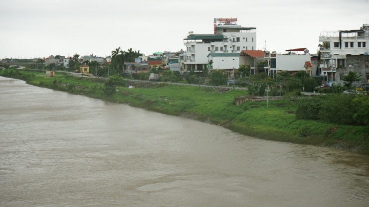 Mực nước sông Trà Lý, sông Hồng dâng cao từng giờ, người dân Hưng Yên đắp bờ chống ngập - 1