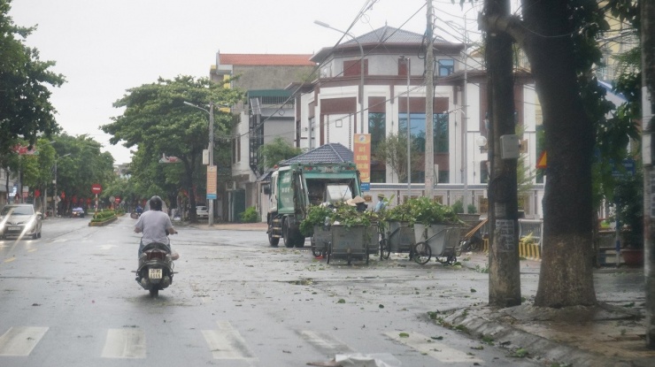 Mực nước sông Trà Lý, sông Hồng dâng cao từng giờ, người dân Hưng Yên đắp bờ chống ngập - 4
